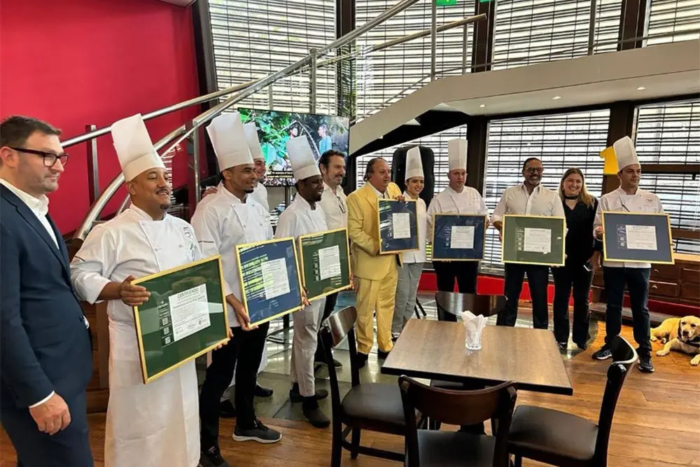 Erick Jacquin recebe certificados de neutralidade de carbono da Canopée em seus empreendimentos